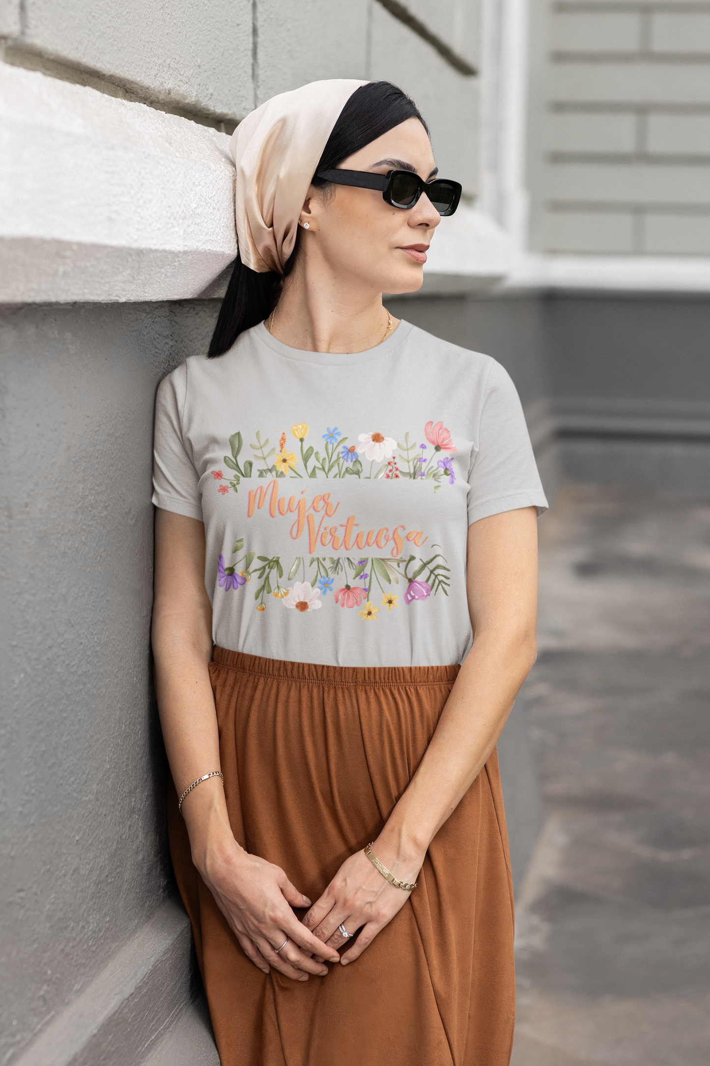 Mujer Virtuosa floreada Camiseta