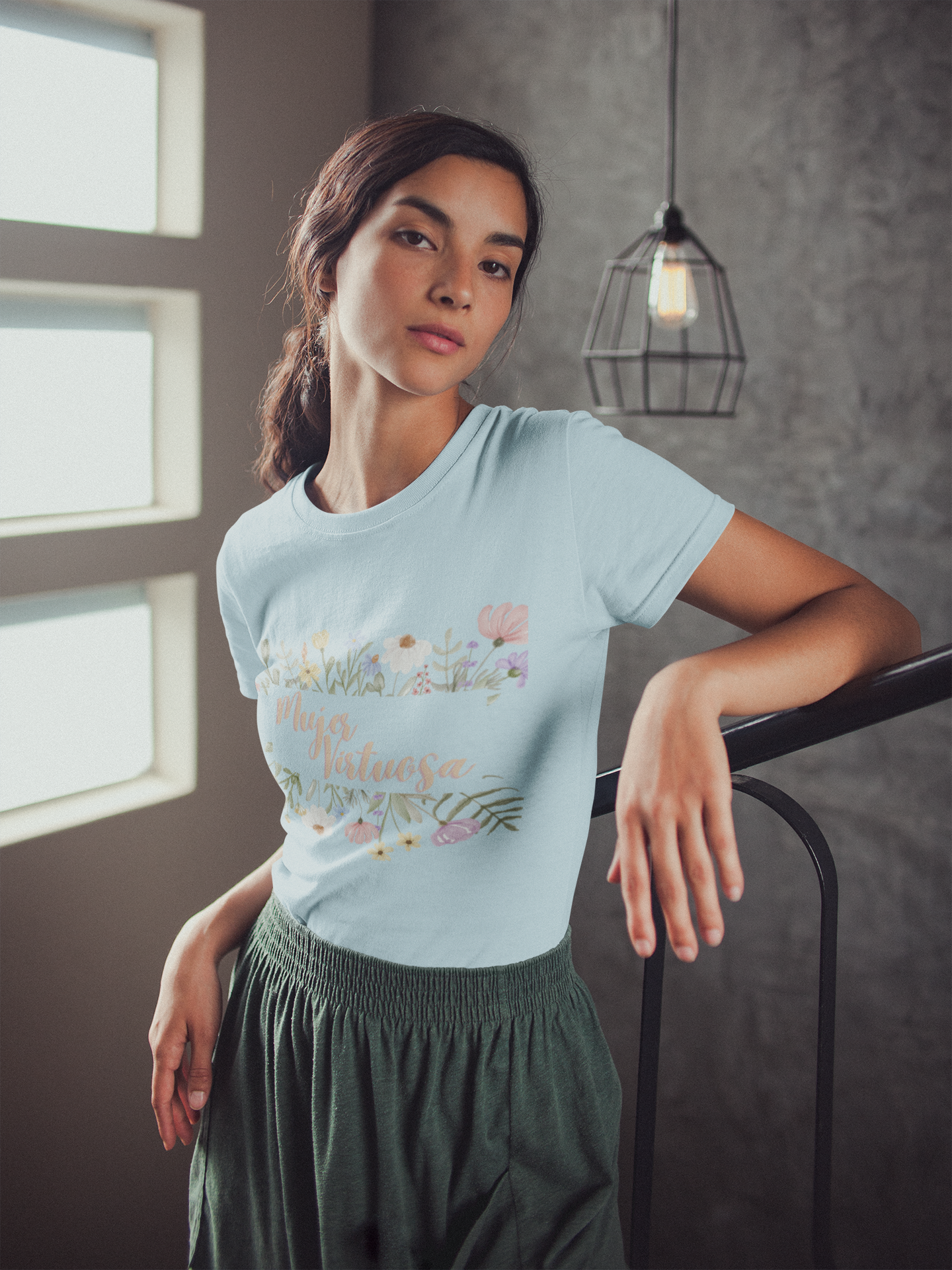 Mujer Virtuosa floreada Camiseta