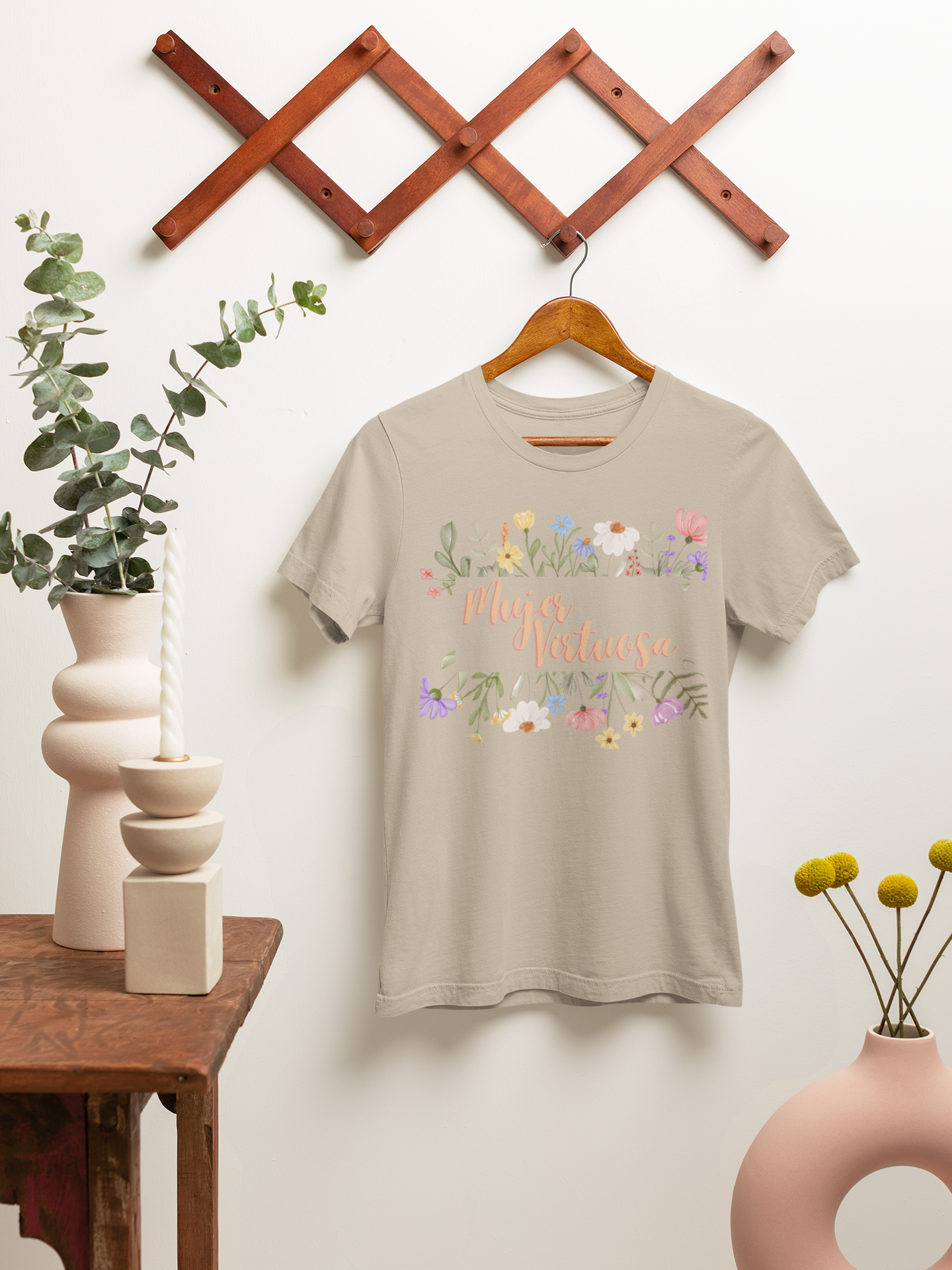 Mujer Virtuosa floreada Camiseta